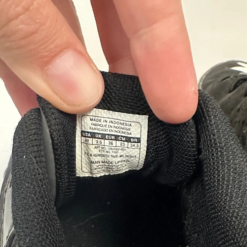 Under Armour Kids Black and White Sneakers cleats 4Y